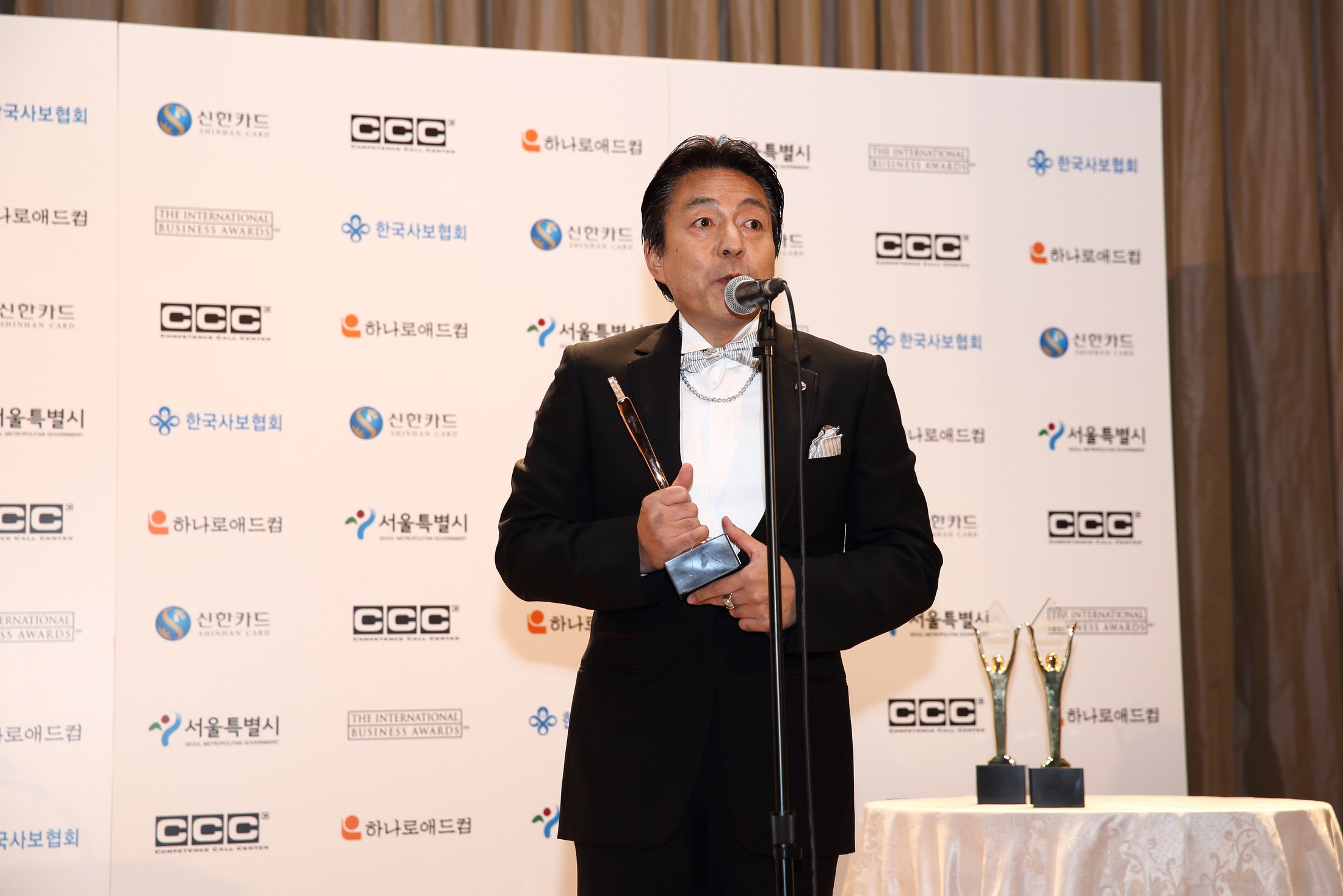 Takashi Hemmi receiving a Stevie Award