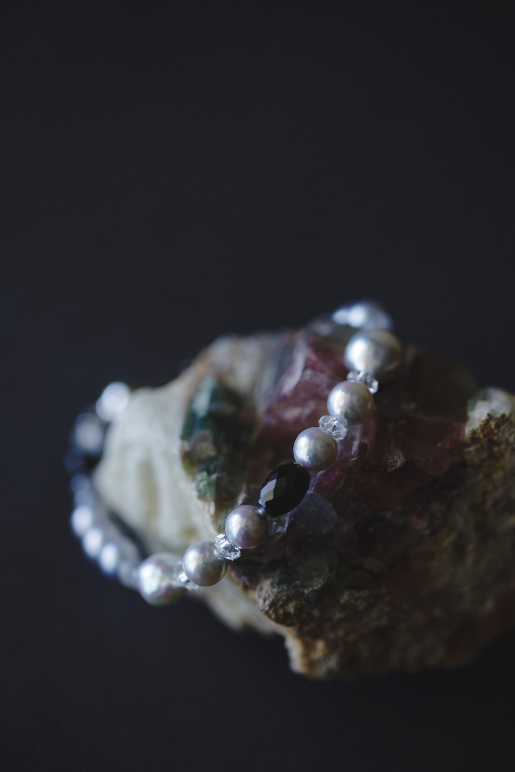Bis SPIRA gray pearl bracelet on a shell