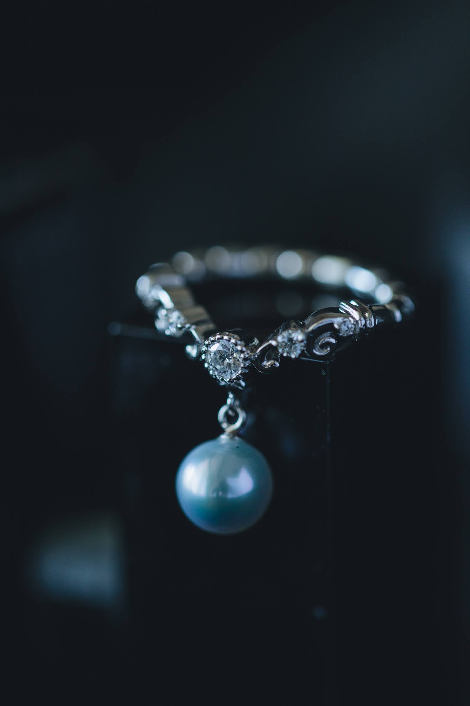 Akoya pearl ring with a blue-gray drop pearl